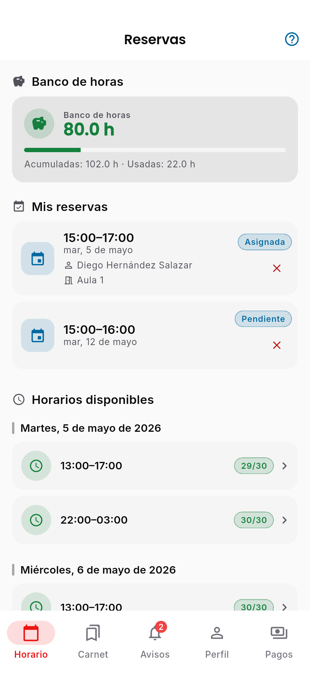 Pantalla Horario con título Reservas. Tarjeta 'Banco de horas' verde con 74.0 h y barra de progreso (Acumuladas 102.0 h · Usadas 28.0 h). Sección 'Mis reservas' con dos tarjetas: una asignada (martes 5 mayo, Diego Hernández Salazar, Aula 1) y una pendiente (martes 12 mayo). Sección 'Horarios disponibles' con tramos por día y cupo (29/30, 30/30).