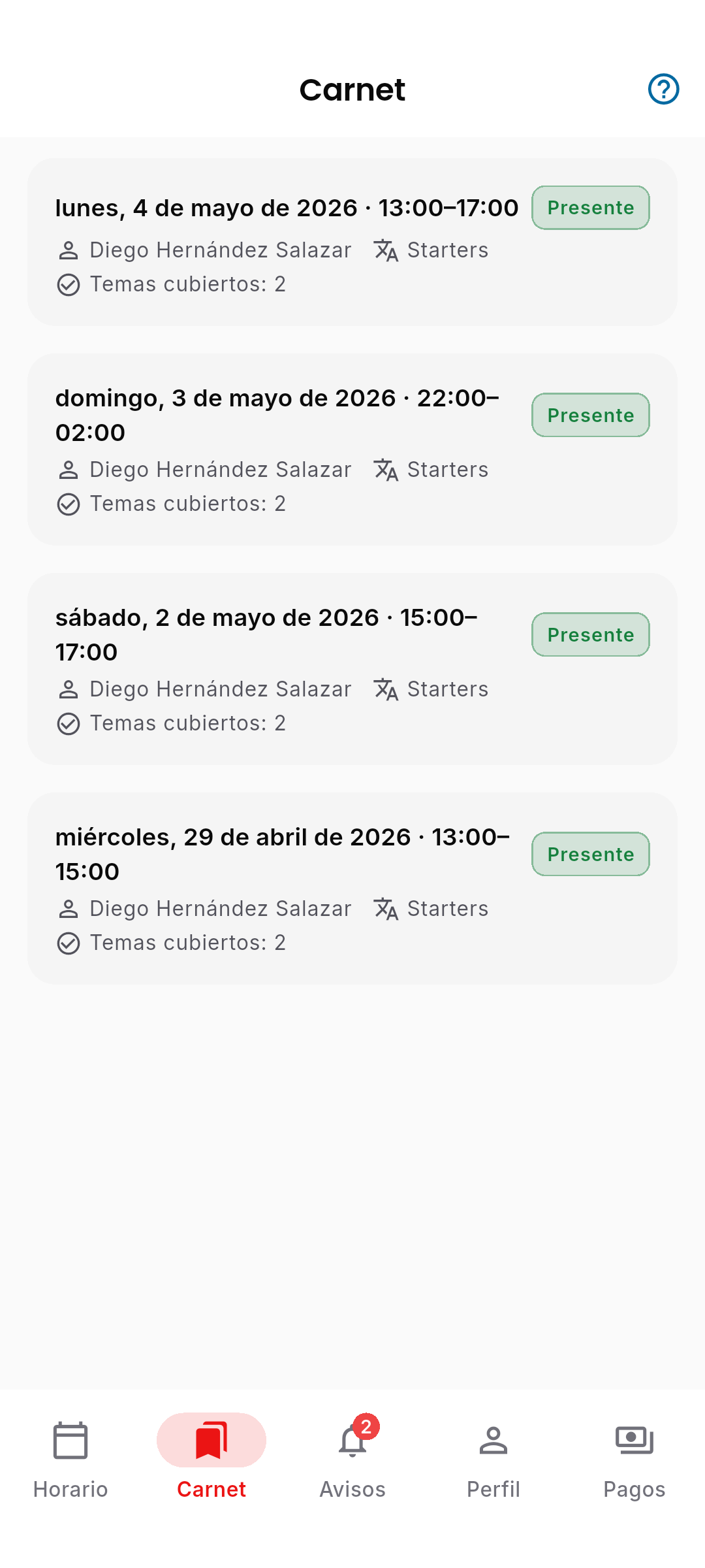 Pantalla Carnet con lista de clases pasadas. Cada tarjeta muestra día y fecha, rango horario, nombre del maestro (Diego Hernández Salazar), nivel (Starters), cantidad de temas cubiertos (2) y etiqueta verde 'Presente'.
