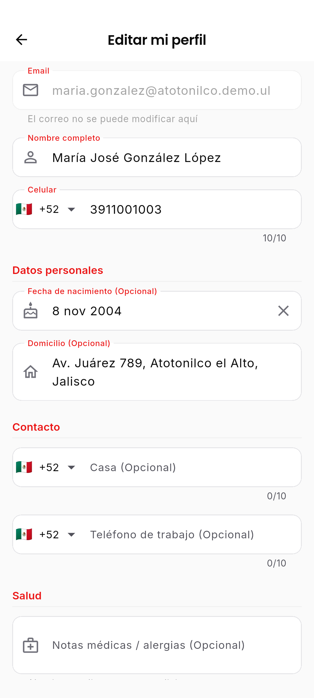 Pantalla 'Editar mi perfil' con formulario. Email gris (no editable, leyenda 'El correo no se puede modificar aquí'). Campos editables: Nombre completo (María José González López, 10/10 caracteres usados), Celular (+52 3911001003 con bandera de México), Datos personales (Fecha de nacimiento 8 nov 2004, Domicilio Av. Juárez 789, Atotonilco el Alto, Jalisco), Contacto (Casa Opcional, Teléfono de trabajo Opcional), Salud (Notas médicas / alergias).