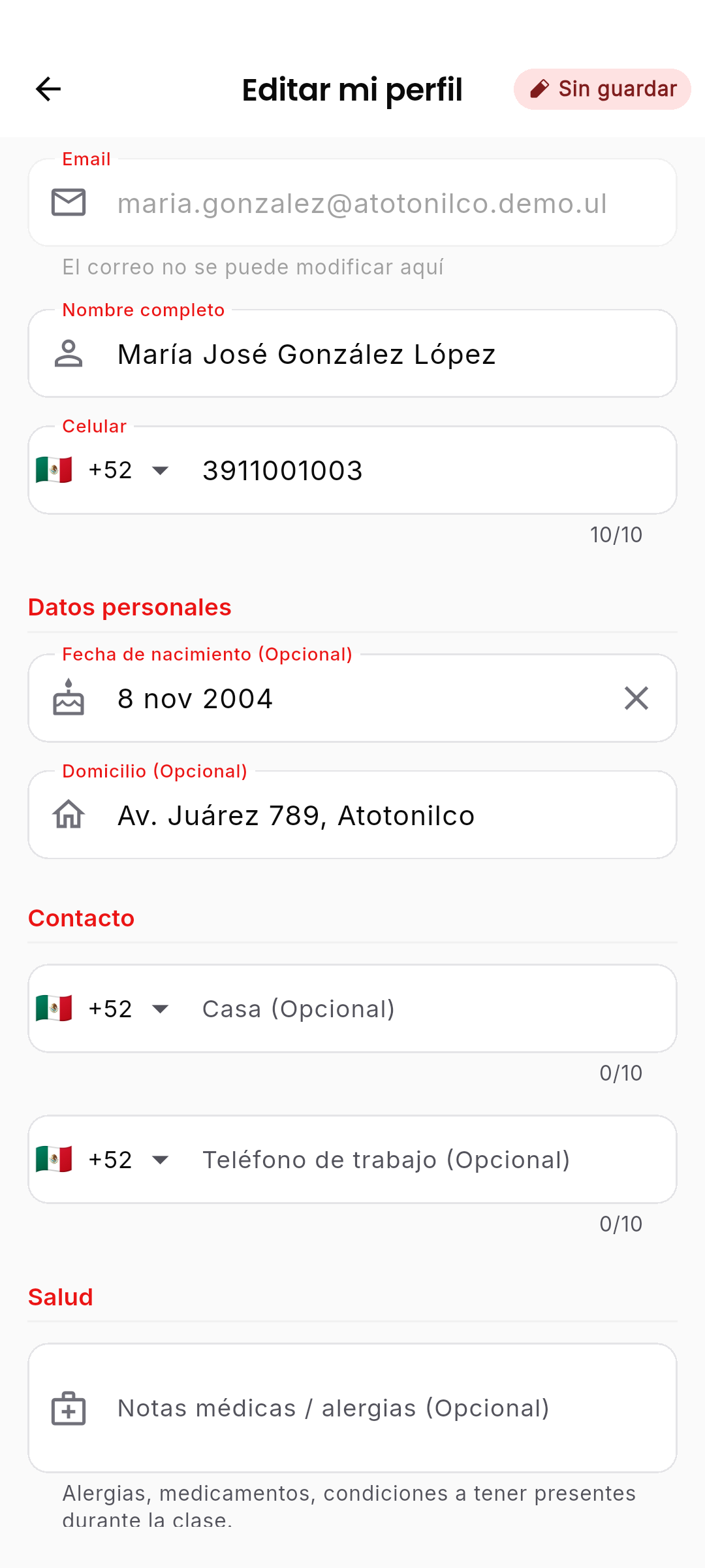 Formulario 'Editar mi perfil' con el campo Domicilio modificado y mostrando 'Av. Juárez 789, Atotonilco'. Arriba el campo Email gris no editable, debajo Nombre completo, Celular con bandera de México, Fecha de nacimiento, y secciones de contacto y salud. Indicador de cambios sin guardar visible en la barra superior.