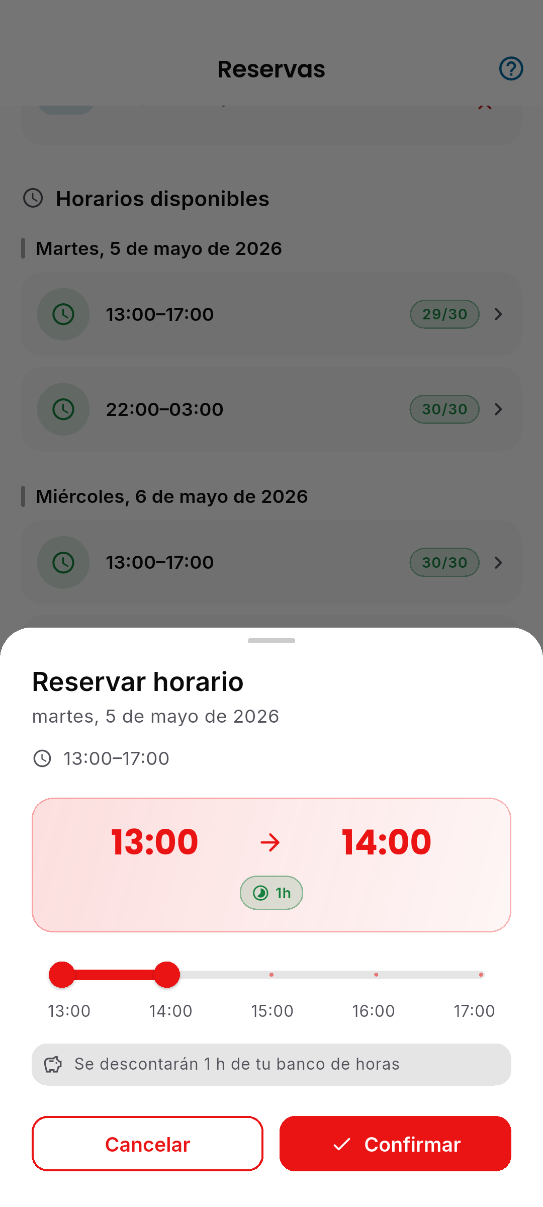 Bottom sheet de confirmación de reserva subiendo desde abajo. Muestra el día y nivel del tramo elegido, un slider o selector para ajustar el rango exacto dentro de la ventana, el cómputo de horas que se descontarán del banco, y dos botones al pie: 'Cancelar' (gris) y 'Reservar' (rojo).